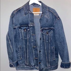 Oversized Levi’s denim jacket